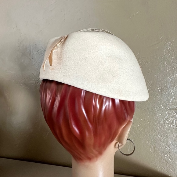 ELEGANT 1950s\' WINTER WHITE FELT TOQUE WITH TALL FEATHERS main image 10